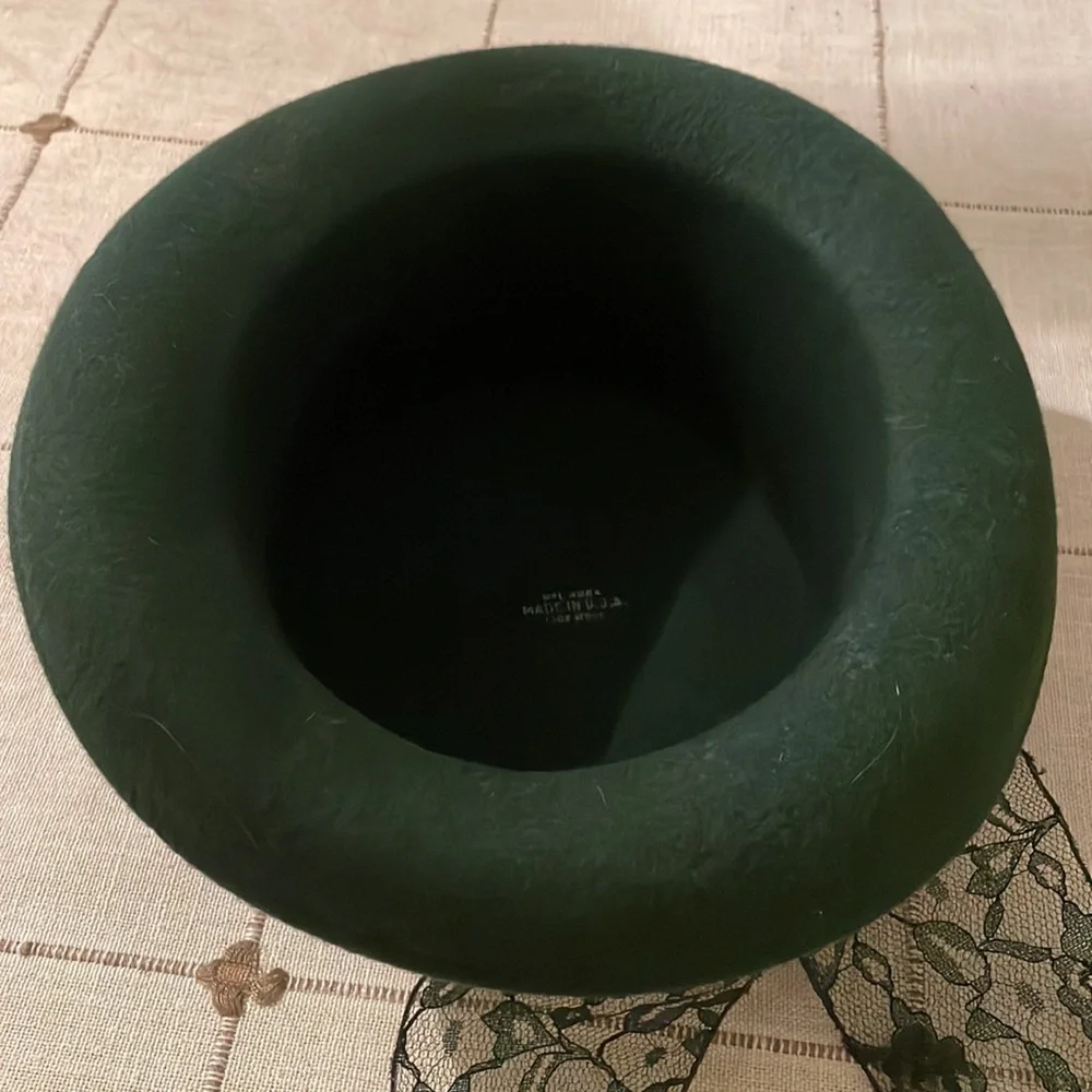 Wool hat with lace bow. - Picture 3 of 5